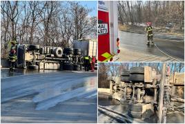 Pericol de explozie după ce un camion s-a răsturnat pe o şosea din Hunedoara. Combustibilul s-a împrăştiat pe carosabil