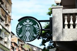 Starbucks desființează 1.100 de locuri de muncă şi elimină mai multe băuturi din meniu