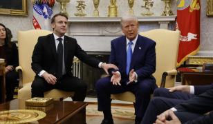 Momentul în care Macron îl întrerupe pe Trump pentru a-l corecta în timpul conferinţei de presă. Reacţia preşedintelui SUA