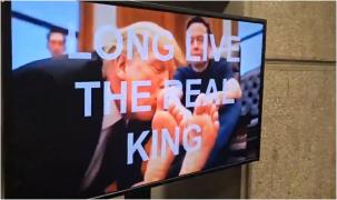 Un video creat cu AI în care Trump îi pupă picioarele lui Elon Musk, difuzat într-o instituție de stat din SUA