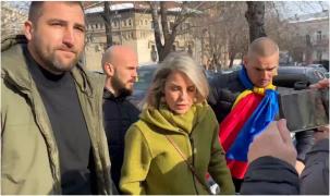 Unul dinte bodyguarzii cu care Cristela Georgescu a mers la Parchetul General, prins cu o armă de foc asupra lui