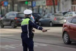 Un şofer din Giurgiu, beat şi fără permis, s-a răsturnat cu mașina în timp ce încerca să fugă de polițiști