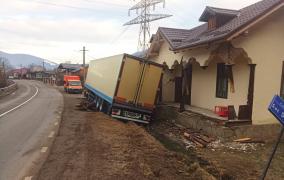Neamţ: Un şofer cu alcoolemie peste unu la mie a intrat cu TIR-ul într-o casă din Borca