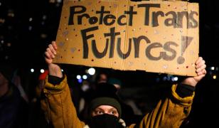 Spitalele din Statele Unite au suspendat asistenţa medicală pentru tinerii transgender care nu au împlinit încă 19 ani, din ordinul lui Donald Trump.