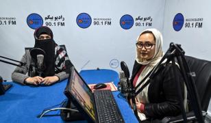 Talibanii au suspendat activitatea singurului post de radio dedicat femeilor din Afganistan
