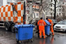 Deşi i-au auzit strigătele de ajutor, nu au putut face nimic. Un om fără adăpost care dormea într-un container a murit prins în camionul de gunoi