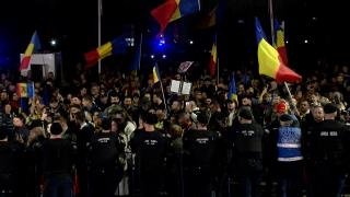 Huiduieli şi rugăciuni. Reacţia protestatarilor din faţa Parlamentului după aflarea deciziei CCR: Jandarmeria a adus Brigada Specială