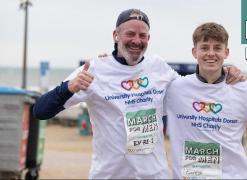 Un britanic a învins cancerul de 8 ori: "Cel mai enervant e că declanşez toate alarmele când intru în supermarket"