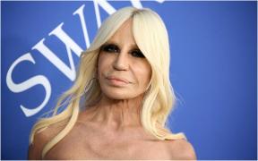 Donatella Versace demisionează din funcţia de director artistic al casei Versace, după 30 de ani. Cine îi va lua locul