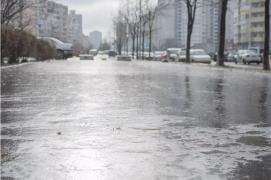 Avertizările de vreme rea, prelungite de meteorologi până marţi. Se anunţă cantităţi de apă însemnate, precipitaţii mixte şi răcire