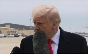 Donald Trump, lovit accidental peste față cu un microfon, în timpul unei conferințe. Momentul, viral: 