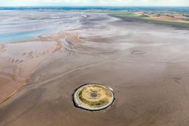 Outer Trial Bank sau "Gogoaşa", o insulă din Marea Britanie construită de oameni în 1975, zace abandonată deşi acum ar valora 30 de milioane de lire sterline