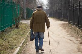 Un bărbat de 69 de ani din Gorj şi-a snopit în bătaie fratele de 78 de ani cu o coadă de secure. S-au certat de la curăţenie