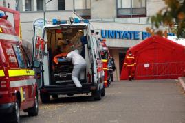 Un tânăr se zbate între viaţă şi moarte, după ce a fost atacat cu o coadă de topor de un minor, în Capitală. Agresorul şi un alt băiat, arestaţi