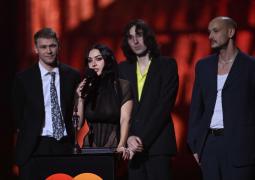 BRIT Awards 2025. Artista Charli XCX a plecat acasă cu cinci premii. Lista completă a câştigătorilor