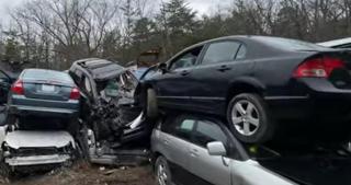 Un tânăr a intrat într-un cimitir de maşini şi a avut senzaţia că s-a întors în timp. Ce a descoperit în vehiculele aruncate la casat