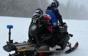 O femeie a urcat cu fiica sa de 8 ani pe pârtie la Predeal, dar a făcut atac de panică. Jandarmii le-au coborât pe cele două cu snowmobilul