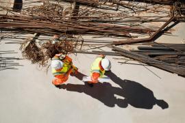 Zeci de români, printre care şi un copil de 16 ani, arestaţi direct de pe un şantier din Belfast. Angajatorul riscă să meargă la închisoare