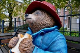 Doi bărbați, condamnați pentru vandalizarea unei statui cu ursulețul Paddington