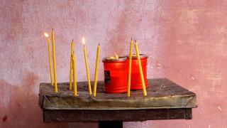 Un individ a ucis-o pe mama presupusului amant al soţiei. Femeia vorbea la telefon chiar cu fiul ei