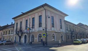 O situație inedită a fost dezvăluită de primarul Gabriel Lazany în cadrul emisiunii Bistrițeanul Live: o casieriță din Primăria Bistrița a solicitat o scutire de la Medicina Muncii pe motiv că nu suportă să lucreze cu banii și cu oamenii