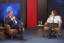 Secretarul de Stat în Ministerul Educației și Cercetării, Florian Lixandru, explică strategia națională de educație financiară la evenimentul Fundației Dan Voiculescu pentru Dezvoltarea României