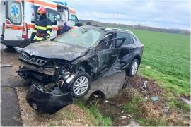 Un mort, după ce un şofer a pierdut controlul maşinii şi s-a izbit de un cap de pod, în Argeş. Două persoane rănite grav