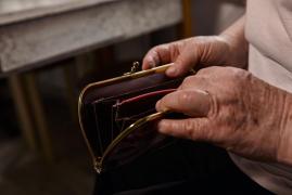 Bătrână păcălită cu 16.000 de lei de un tânăr. Băiatul s-a dat drept doctor şi a spus că fiica femeii este grav rănit