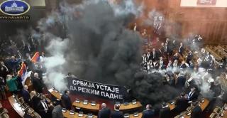 Deputaţi de opoziţie au aruncat marţi cu fumigene în plenul parlamentului în semn de protest faţă de politicile guvernului