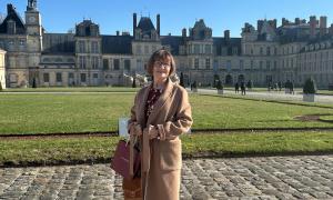 o femeie in fata unei cladiri