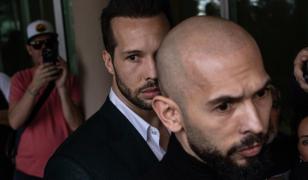 Andrew şi Tristan Tate, fotografiaţi la sosirea în SUA