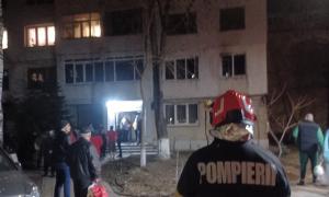 Incendiu într-un apartament din Suceava: 25 de locatari evacuaţi, un bărbat dus la spital inconştient. Focul ar fi pornit de la o ţigară