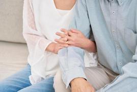 cuplu tinându-se de braț