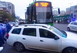 Tramvaiul 41, blocat după coliziunea cu un Logan. STB a înfiinţat o linie specială pentru preluarea călătorilor
