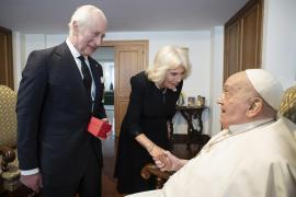 Papa Francisc s-a întâlnit în privat cu regele Charles şi regina Camilla, la Vatican. Ce şi-au transmis