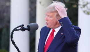 "Vreau să am grijă de părul meu frumos". Trump semnează un ordin pentru a face "dușurile Americii mărețe din nou"