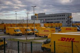Furgonete de livrare în fața unui depozit DHL și a unei clădiri de birouri, Neuwied, Germania - 07 martie 2020