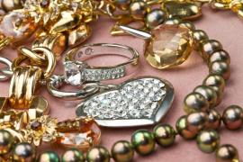 Un bărbat din Bucureşti a furat 2 kg de bijuterii, în valoare de 520.000 de euro, de la firma la care lucra şi le-a vândut la amanet