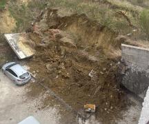 Alunecare de teren lângă un bloc dintr-un cartier rezidenţial din Iaşi. Dezvoltatorul dă vina pe locatarii care ar fi deviat burlanele