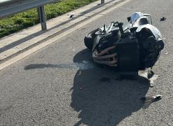Un motociclist de 19 ani a murit, după ce şoferul maşinii din faţa lui a frânat brusc pentru că i-a explodat un cauciuc
