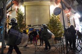 Haos în Atena: o secţie de poliţie, atacată cu cocktail-uri Molotov, artificii şi pietre de zeci de persoane mascate. 70 de oameni au fost arestaţi