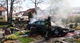 Un pensionar a făcut prăpăd cu Mercedesul într-un cimitir din Germania, spre disperarea rudelor care îşi plângeau morţii