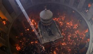 S-a aprins Lumina Sfântă în Biserica Sfântului Mormânt din Ierusalim. Când va ajunge în România