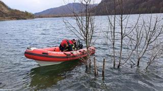 Tânărul pompier, căutat în lacul de acumulare de la Siriu, a fost găsit decedat şi a fost adus la mal de echipele de intervenţie