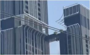 Momentul în care un bărbat sare pe un pod care se rupe între doi zgârie-nori, la 200 m înălțime, în timpul seismului din Bangkok