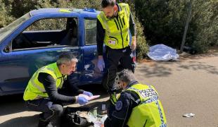 O româncă din Italia a murit la volan, în timp ce conducea. Maşina scăpată de sub control a intrat cu viteză într-un parc