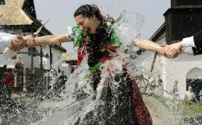 Azi este Lunea Albă din Săptămâna Luminată, ziua în care se deschid porţile Raiului. Tradiţii şi superstiţii în a doua zi de Paşte