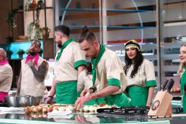 Chefi la cuțite, lider de audiență cu ediția de ieri. Chef Richard Abou Zaki lovește diseară bancurile adverse cu o amuletă grea