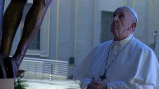 Papa Francisc şi o imagine simbolică: "Ne-am dat seama că putem merge mai departe doar împreună"