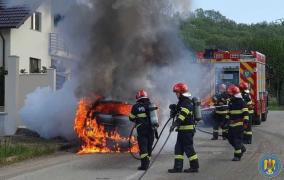 Incendiu: maşină cuprinsă de flăcări